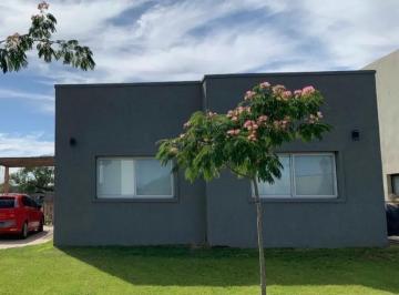 Casa · 118m² · 4 Ambientes · Casa Chalet en Alquiler en Santa Elena, Pilar del Este, Pilar