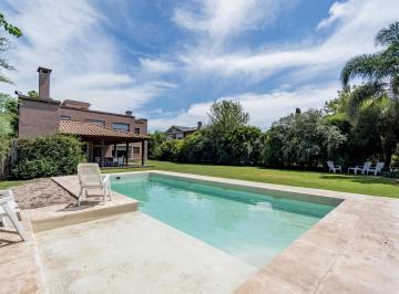 Casa · 360m² · 9 Ambientes · 1 Cochera · Venta - Casa - 4 Dorm. - Jardín y Piscina - Kentucky, Funes.