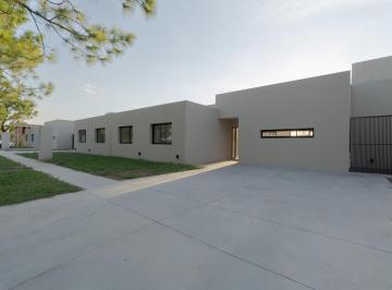 Casa · 130m² · 5 Ambientes · 1 Cochera · Casa de 3 Dorm. con Pileta, Don Mateo, Funes
