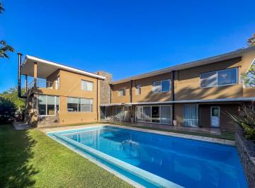 Casa · 500m² · 7 Ambientes · 3 Cocheras · Casa en Venta 4 Dorm., Kentucky - Funes.