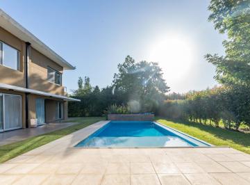 Piscina infinita de  5 x 10 · Casa en Venta 4 Dorm., Kentucky - Funes.