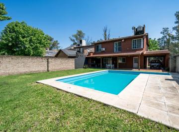 Casa · 209m² · 5 Ambientes · 2 Cocheras · Casa en Venta - Tres Dorm. Piscina Jardín Galería - Garita 9, Funes