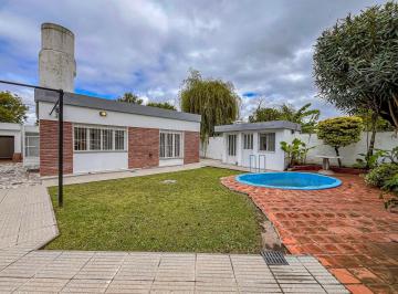 Casa · 243m² · 7 Ambientes · 1 Cochera · Venta/permuta - Casa de 3 Dorm., Jardín, Pileta, Quincho y Cochera - Cañada de Gómez.