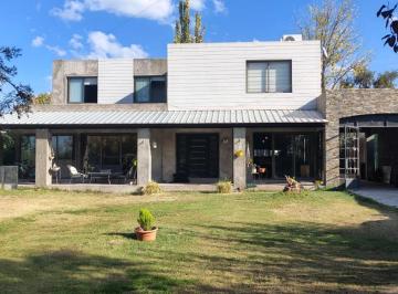 Casa · 899m² · 7 Ambientes · Apta Credito - Casa de Gran Categoría Ubicada en Godoy Cruz.