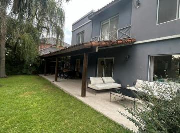 Casa · 250m² · 5 Ambientes · 4 Cocheras · Casa en Alquiler en El Portillo