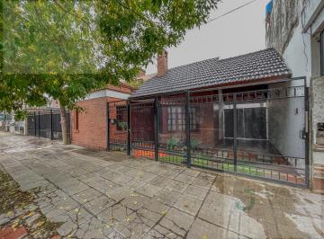Casa · 230m² · 7 Ambientes · 3 Cocheras · Unico Chalet con 4 Dorm., Quincho y Piscina en Venta