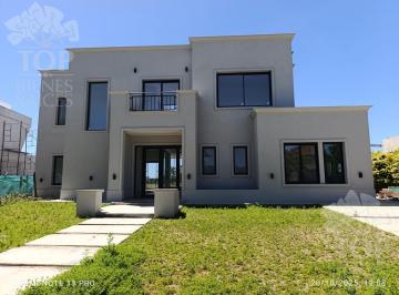 Casa · 210m² · 5 Ambientes · 1 Cochera · Casa en El Canton - Islas