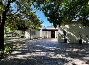 Casa · 231m² · 7 Ambientes · 2 Cocheras · Venta Casa 7 Amb Bº Cerrado Lomas de Fatima Pilar
