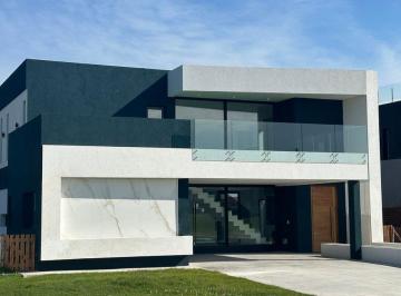 Casa · 379m² · 6 Ambientes · 1 Cochera · Casa de Cuatro Dorm. a La Laguna, Villalobos