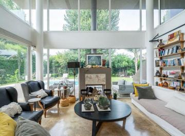 Casa · 226m² · 6 Ambientes · 3 Cocheras · Casa en Venta de 6 Ambientes en Barrio La Lomada