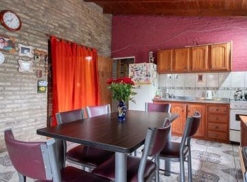 Casa · 70m² · 4 Ambientes · 1 Cochera · Venta - Casa Dos Dorm. con Amplio Patio