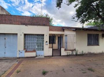 Casa · 140m² · 8 Ambientes · 1 Cochera · Casa en Venta en Pergamin0