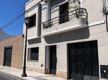 Casa · 139m² · 6 Ambientes · 1 Cochera · Venta de Casa Centrica en San Nicolas de Los Arroy