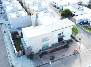 Casa · 398m² · 4 Ambientes · 1 Cochera · Propiedad Destacada en Venta - Comodoro Rivadavia