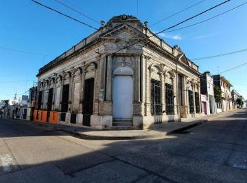 Casa · 208m² · 8 Ambientes · Casa Colonial en Esquina, en Excelente Estado y Ubicación Inmejorable