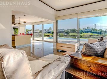 Casa · 292m² · 5 Ambientes · 3 Cocheras · Casa en San Benito en Venta