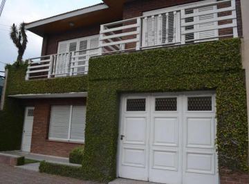 Casa · 270m² · 7 Ambientes · 1 Cochera · Casa en Venta - 5 Dorm. 2 Baños - Cochera - 323 m² - Temperley