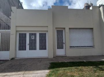 Casa · 119m² · 4 Ambientes · 1 Cochera · Casa en Venta - 2 Dorm. 1 Baño - Cochera - 200 m² - Tolosa