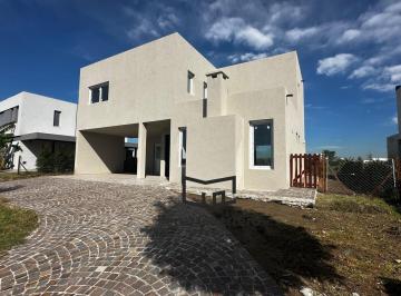 Casa · 201m² · 4 Ambientes · 2 Cocheras · Casa en Venta con 3 Dorm. y Pileta