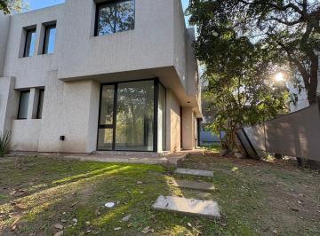 Casa · 250m² · 2 Ambientes · 1 Cochera · Tres Dorm. - Housing - Recta Martinolli - La Carolina