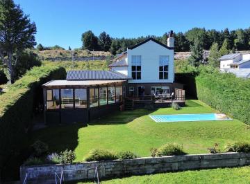 Casa · 300m² · 5 Ambientes · 2 Cocheras · Casa a m del Lago Nahuel Huapi con Espectacular Vista