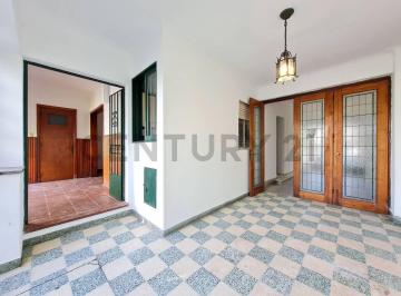 Casa · 161m² · 3 Dormitorios · 2 Cocheras · Casa en Venta de Tres Dorm. con Patio y Cochera en La Plata