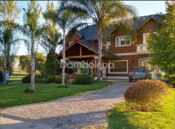Casa · 300m² · 5 Ambientes · 1 Cochera · Casa Chalet en Venta en Boca Ratón, Pilar, G. B. a. Zona Norte