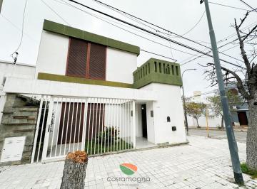 Casa · 160m² · 4 Ambientes · 1 Cochera · Casa en Venta de 2 Pisos en General Paz