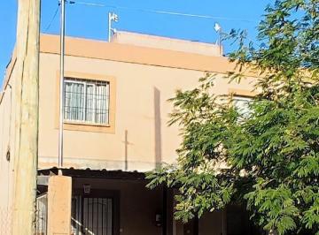 Casa · 77m² · 4 Ambientes · 1 Cochera · Duplex en B° Terruños