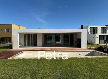 Casa · 265m² · 5 Ambientes · Casa en Venta en Costa Esmeralda