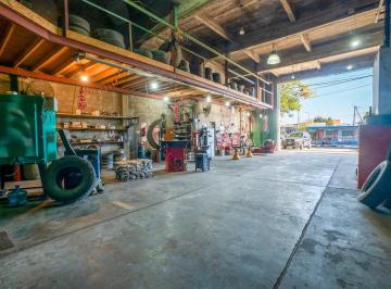 Bodega-Galpón · 300m² · 8 Ambientes · 1 Cochera · Galpón de 300 m² con Dos Departamentos de 65 m² c/u en Rotonda de Bajo Boulogne