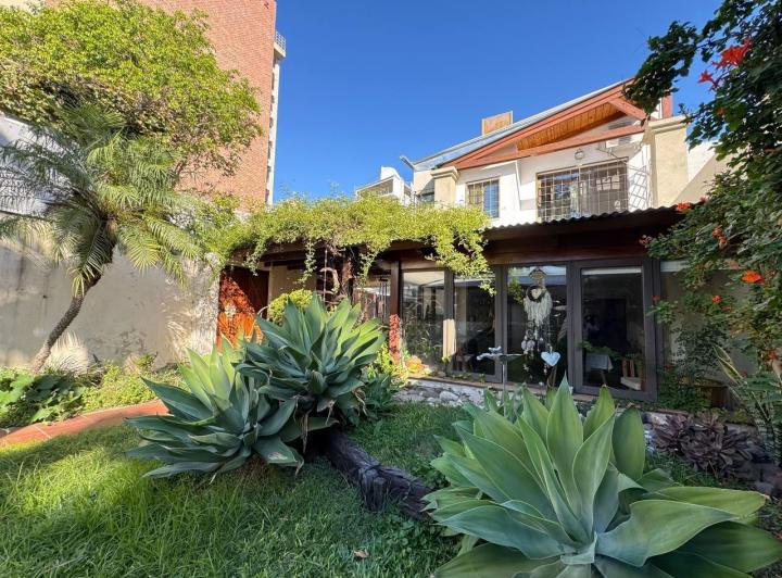 Casa · 340m² · 8 Ambientes · 3 Cocheras