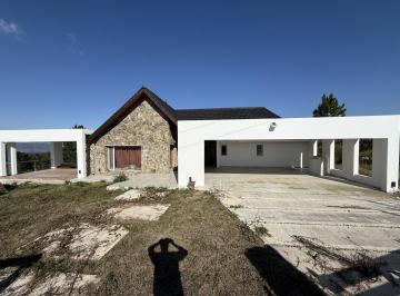 Casa · 180m² · 8 Ambientes · 2 Cocheras · Casa de Categoria en Venta - Loma del Tigre Calamuchita
