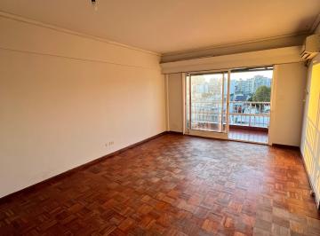 Departamento de 3 ambientes, Parque Chacabuco · Semi Piso 3 Ambientes Al Frente C/ Balcon y Lavadero. Sumamente Luminoso
