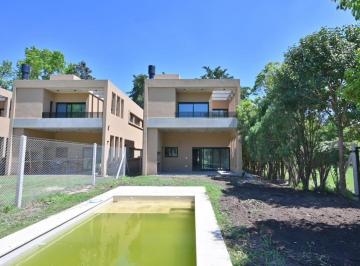 Casa · 160m² · 5 Ambientes · 1 Cochera · Alquiler - Casa de 3 Dorm. - Roldan.
