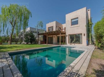 Casa · 205m² · 7 Ambientes · Casa en Venta y Alquiler en Los Sauces