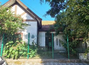 Casa · 220m² · 3 Ambientes · 1 Cochera · Casa 3 Ambientes con Cochera, Apta Credito! Oportunidad!