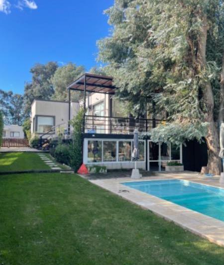 Casa · 200m² · 4 Ambientes · 3 Cocheras