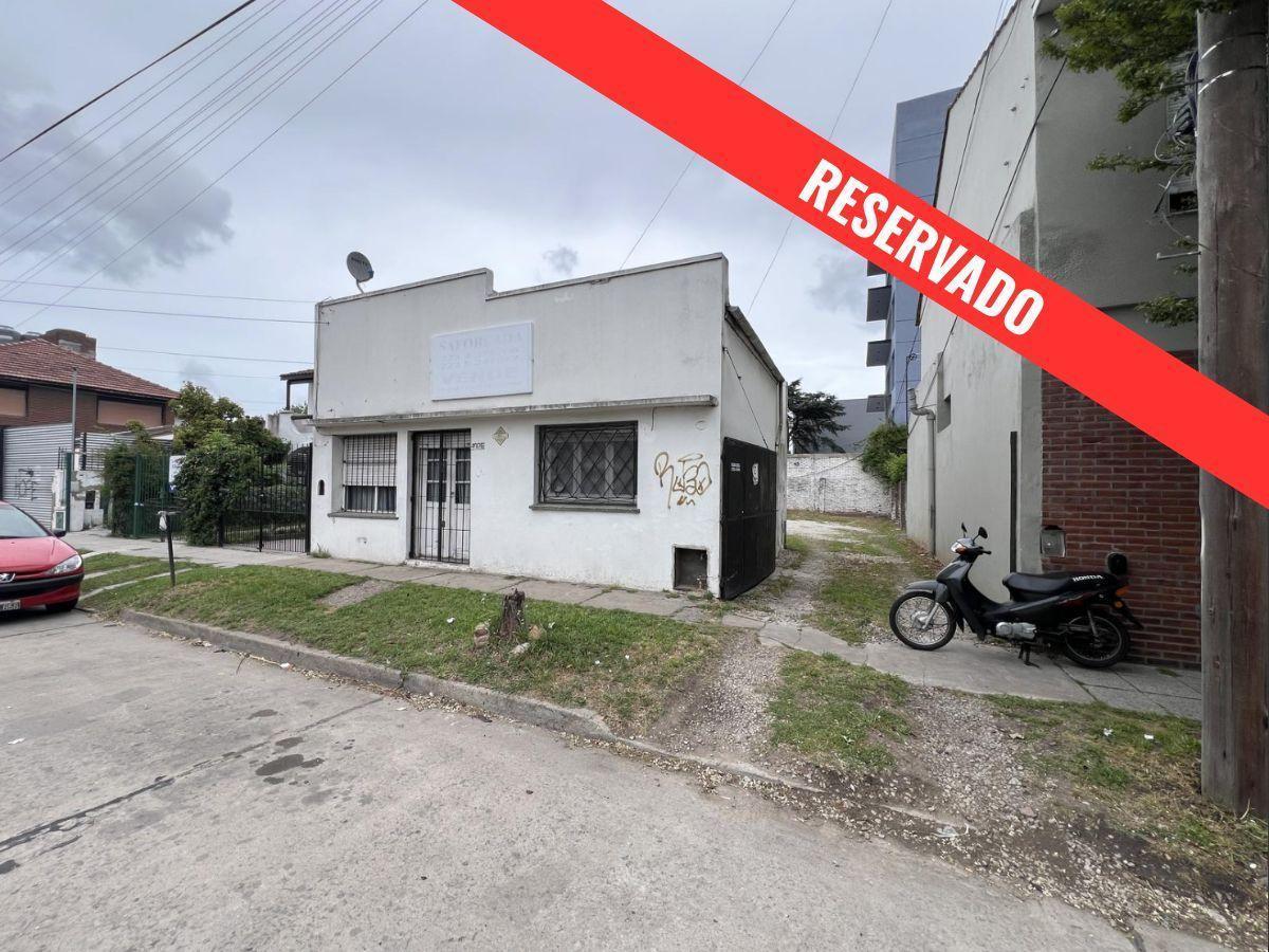 Terreno 233m² con construcción regular en Villa Primera