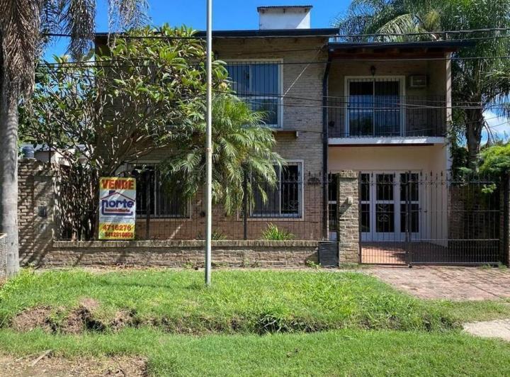 Casa · 185ha · 5 Ambientes · 2 Cocheras