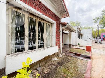 Casa · 100m² · 4 Ambientes · 1 Cochera · Nuevo Valor - Chalet en Castelar Norte – Oportunidad Para Reciclar