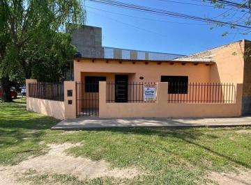 Casa · 1m² · 3 Ambientes · Prop. de Dos Dorm. con Muy Buena Ubicacion Esquina