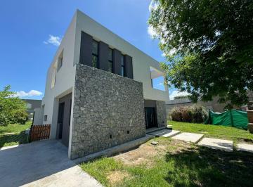 Casa · 209m² · 4 Ambientes · 4 Cocheras · Venta Casa de 4 Ambientes con Dependencia a Estrenar Haras Santa Maria