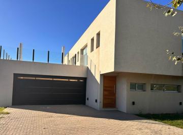 Casa · 210m² · 6 Ambientes · 2 Cocheras · Casa en Alquiler Barrio Privado Puerto Roldan. Piscina. a Estrenar
