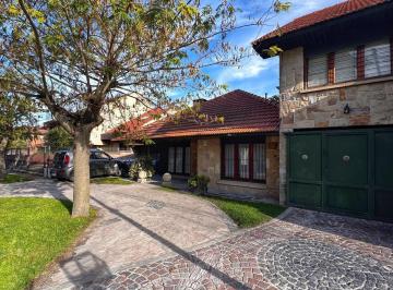 Casa · 163m² · 4 Ambientes · 3 Cocheras · Venta de Casa 3 Amb con Dependencia y Parque - Barrio Los Pinares