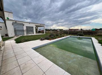 Casa · 98m² · 4 Ambientes · 1 Cochera · Casa en Venta de 2 Dorm. Parque y Pileta "Barrio La Calandrias " Ruta 2