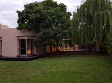 Casa · 260m² · 6 Ambientes · 2 Cocheras · Las Candelas I - 3 Hab - 4 Baños - Amplio Jardin
