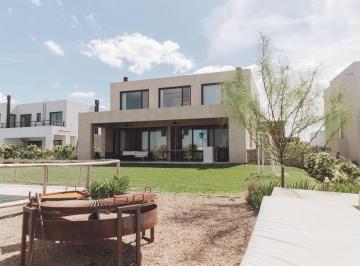 Casa · 270m² · 6 Ambientes · 4 Cocheras · Espectacular Casa de 6 Ambientes con Vista Al Golf en Barrio El Canton!