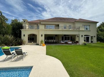 Casa · 505m² · 6 Ambientes · Casa Estilo Colonial en Dos Plantas con Parque y Pileta!
