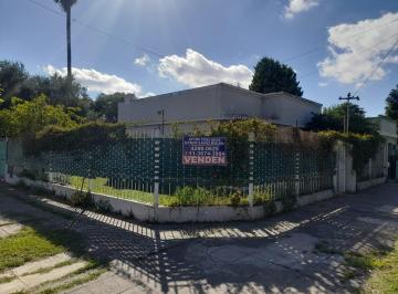 Casa en Venta de 3 ambientes Luis Guillón · Casa Sobre Esquina en Venta